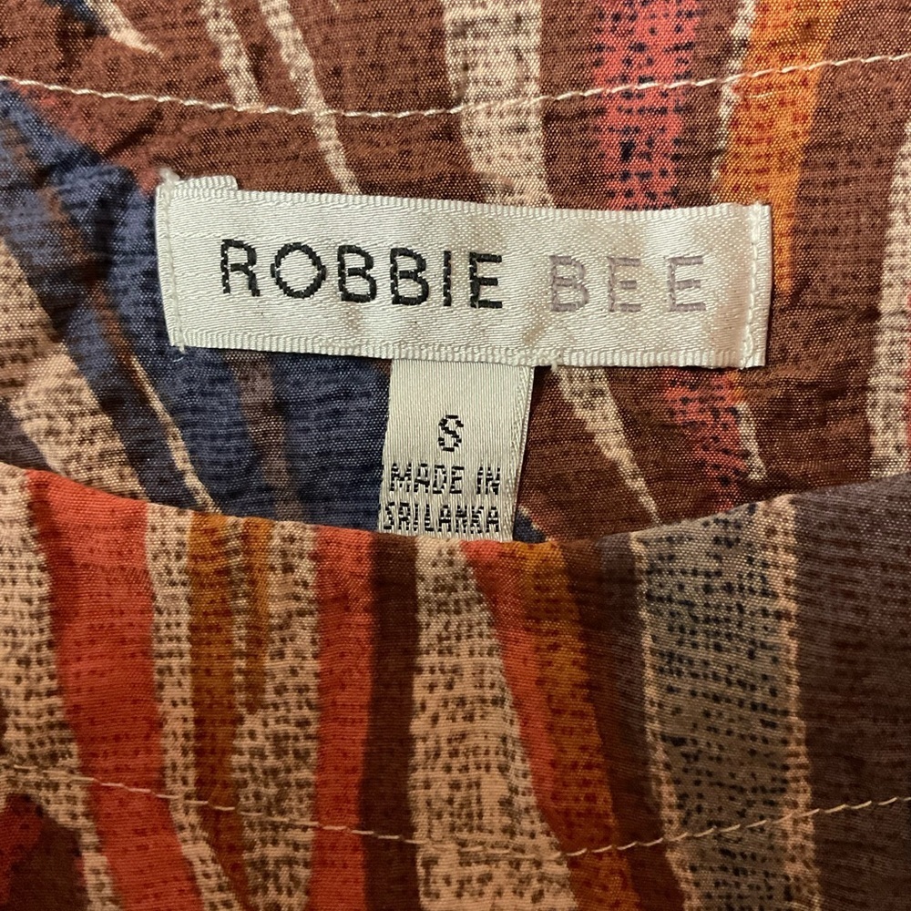Robbie Bee Style RB68956R – Rust Multi Ruffle Hem Dress
Talla M (Medium) - Picture 10 of 13